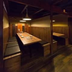 4名様用のお席を1卓、6名様用のお席を2卓ご用意しております。ふらっとカジュアルに飲み会や宴会などが楽しめます！