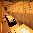 【家族との食事にぴったり♪】活気のある雰囲気が特徴の店内。大人気の飲み放題付きコースも各種ご用意しております！お子様連れのご家族や友人との少人数宴会・女子会・二次会など、様々なシーンでご利用いただけます。博多劇場で心ゆくまで満喫し、心温まるひとときをぜひ皆さまでお過ごしください。
