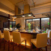 当店の全テーブルには鉄板を完備しており、目の前でシェフが焼き上げる臨場感を楽しめます。焼きたてのステーキや新鮮な海鮮を、香ばしい香りと共にお召し上がりいただける特別な体験をご提供します。食材の旨みを引き出す瞬間を、ぜひご堪能ください。