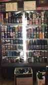 店内にはひと際目立つクラフトビールが沢山入った冷蔵庫が!オレゴン州のクラフトビールを140種類ほど揃えており、どれにするか迷ってしまうほど。店主にどれにするか相談もできます◎