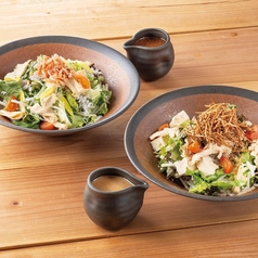 【左上】桜海老と釜揚げしらすの和サラダ／【右下】蒸し鶏と豆腐の胡麻だれサラダ