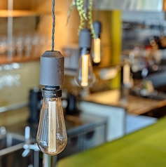 夜は照明を落として雰囲気が変わります。外を眺めてゆっくり過ごすカウンターもご用意ございます。