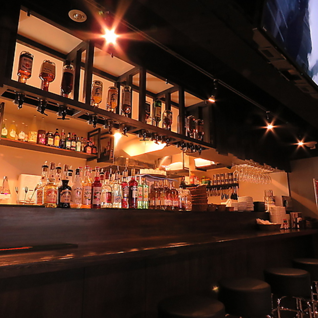 ダーツだけじゃなく、雰囲気のあるカウンターでお酒を飲みながら会話も弾みます♪