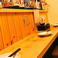厨房で調理する店主を間近に見ながらお食事をお愉しみ頂ける特等席となっております。お料理に合う焼酎や日本酒を紹介して貰う事も。