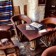 少人数の飲み会に♪窓際のテーブル席は結合可能で最大10名様OK!!