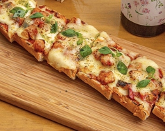グリル野菜とモッツアレラチーズのトマトバケットピザ