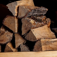 選りすぐりの食材を、薪火で味わえるのが当店の特徴