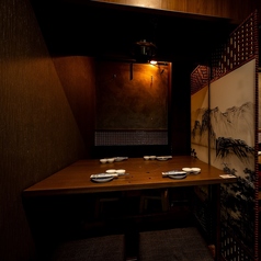 洗練されたモダンな空間が広がる当店は、全90席のゆったりとした店内に、2名様～ご利用いただける完全個室を完備。周囲を気にせず、プライベートな時間をお楽しみいただけます。大切なデートや記念日、接待や宴会など、あらゆるシーンに最適。落ち着いたインテリアと厳選された料理・ドリンクが、上質な時間を演出します。