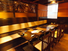 テーブル席は2名様～、最大10名様までご利用いただけます。落ち着いた空間でお美味しいお食事とお酒をお楽しみください。