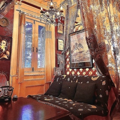 ゆったり座れるソファ席は圧迫感のない仕切りで半個室！女子会に大人気のお席です◎