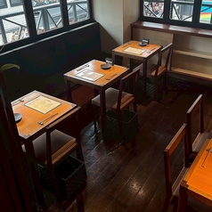 【テーブル席】お席の配置によって2名様から、最大8名様までご案内が可能です。吉祥寺の街並みが見える窓際のお席や片側ソファー席のご用意がございます(ご予約時のお席詳細指定はお受けしておりません)。大切な人とゆったりとした時間を過ごしたい方や3名様以上のご利用におすすめです。