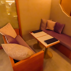 グループでの利用にちょうどいい4名テーブルは、ソファ仕様で長居しても疲れにくい作り。友人同士でゆったり語らう場としても重宝し、シーシャを囲んでリラックスした時間を共有できます。