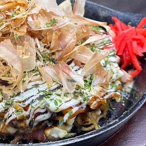 厳選素材で作るお好み焼きや香ばしい焼きそば、旬の食材を使った鉄板料理をご提供！