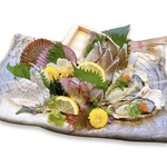 【日替わり地魚お刺身盛り】日替わりの刺身は日によって異なる新鮮なお刺身をご提供いたします♪