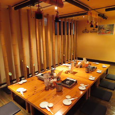 最大12名様までと広めのお座敷席も完備！各種宴会やパーティーの際に活躍しているお席です。2時間の飲み放題が付くコースは4000円(税込)からご用意しており、当店自慢の名物料理「月見つくね」に加え、人気メニューの「かりかりトリマヨ」を含むボリューム感のある内容でとってもお得です◎ドリンクも各種揃えております！