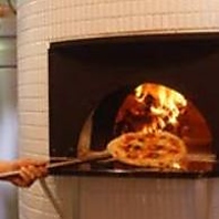 こだわりのピザ窯と薪で焼く　アツアツピッツァ