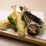 【天ぷら盛り合わせ】海鮮だけじゃない！天ぷらにも自信があり、揚げたてをご提供します◎