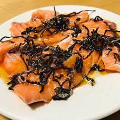 <サーモンの塩昆布和え> お酒が呑まさる、うまいやつです。