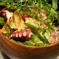 料理メニュー写真 自慢のドレッシングで　魚介のサラダ
