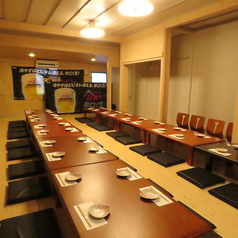 当店の2階には、大規模宴会用の座敷席をご用意しております。広々とした空間は、25名様から最大50名ご利用いただけるため、友人や同僚との大人数の集まりにも最適です。ゆったりとした座敷で、心ゆくまでお食事やお酒をお楽しみください。思い出に残るひとときをお手伝いいたします。