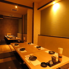 柔らかな照明が優しく包み込む店内。日常の喧騒を忘れ、ゆったりとした時間をお過ごしください。貸切でのご利用も承っております。ぜひお気軽にお問い合わせください！