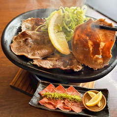 【陶板焼き】緑のネギ塩豚タン焼き