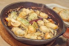 牡蠣とマッシュルームのアヒージョ