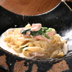 サーモンとほうれん草のクリームパスタ