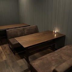 4名席テーブル席は会社帰りの一杯や、女子会、誕生日会にも。[静岡/女子会/記念日/フレンチ/宴会/酒/肉/会社宴会/女子会/二次会/誕生日/サク飲み]