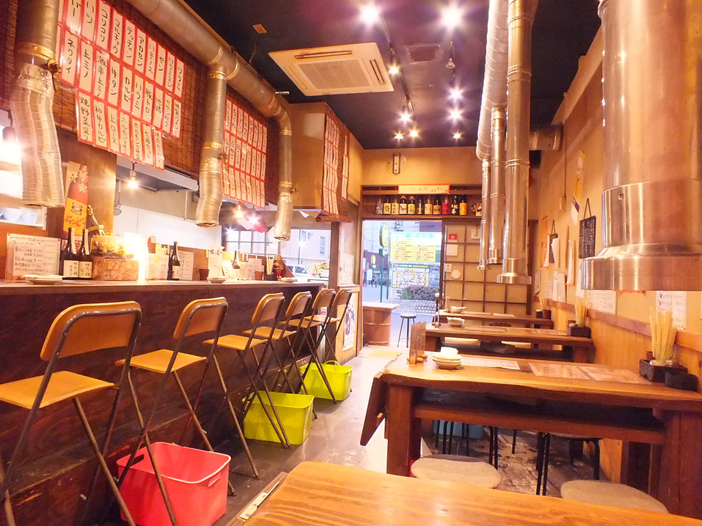 一人でも仲間とでも気軽に入れる雰囲気が◎。美味しいお酒と大阪名物を食べられる！