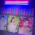 店内には韓国の小物がたくさん♪ポスターやネオンなどのインテリアがお洒落。女子会やデートなどにも最適です◎