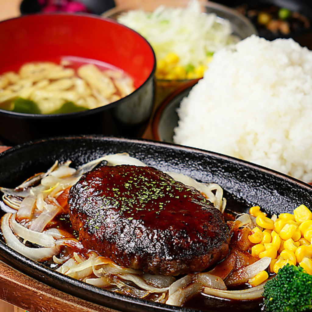 ハンバーグ、唐揚げ、チキンステーキ、カツ丼…種類豊富なメニュー！今日はくろだるまで決まり♪