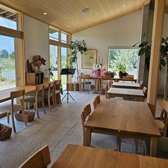 森林認証材を使用し、人と環境に配慮したナチュラルな店内。布張り座面の優しい椅子で、ゆっくりとおくつろぎいただけます。