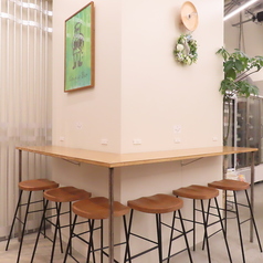 【おひとり様もお気軽に♪】コンセント完備で快適! カウンター席にはコンセントをご用意。出勤前やランチタイム、ちょっとした作業や休憩にも気軽にご利用いただけます。こだわりのサラダボウルやアサイーボウルを、落ち着いた空間でお楽しみください♪【サラダ/ランチ/カフェ/テイクアウト/栄/ヘルシー】