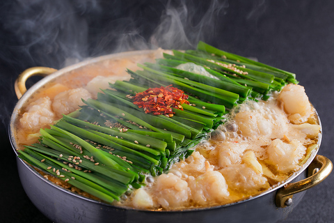 秘伝のスープは九州味噌、数種類の特製タレをブレンド。「博多名店」の味を駅チカで。