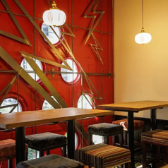 おしゃれなテーブル席は4名×4卓、仲間や同僚と楽しい時間を過ごすのに最適です！赤い壁と温かな照明が、心地よい雰囲気を演出♪女子会や飲み会にぜひご利用ください！楽しい会話とおいしい料理で、素敵なひとときをお楽しみいただけます◇