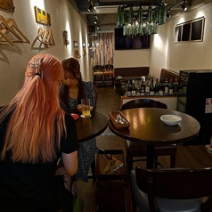 少し背が高いバル風のテーブル席◎おしゃれな店内で豊富なワインとイタリアンをお楽しみください♪少人数飲み会や少人数女子会にぴったりです◎