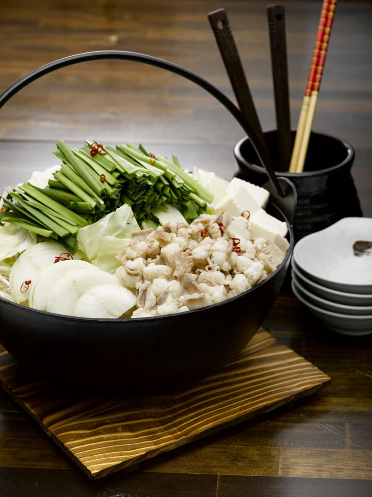 体も心も温まるお鍋です。会話を楽しみながら、具材のうまみも味わえる人気メニューです！