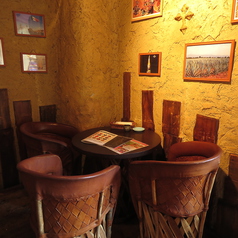 【壁際のテーブルは少人数・デートに◎】奥のテーブル席は雰囲気もよくデートにもオススメ。