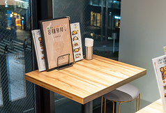 【人形町ハシゴ楼】全国から集まった新進気鋭の飲食店が一堂に会す、５階建ての飲食横丁「ハシゴ楼」にホンデポチャが満を持してNEWOPEN♪お席はカウンター～テーブル席をご用意しており一人様・女子会・会社帰りのサク飲みなど様々なシーンで韓国料理をお楽しみいただけます!。