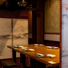 落ち着いた和モダンな半個室をご用意。プライベートシーンも宴会シーンもお任せください！ご友人との気軽なパーティや、合コン、会話を楽しみたい趣味のお集まりにおすすめです！心落ち着く寛ぎの空間でゆったりと飲み会をお楽しみください。