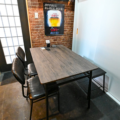 2名様から4名様でのご利用に最適で、デートやご友人との語らい、普段のお食事など、幅広いシーンでゆったりとお過ごしいただけます。