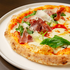 窯焼きピッツァの香ばしさと旨みの写真