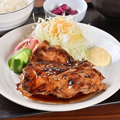 とりいし自慢のもも炭火焼きをお昼から楽しめる！