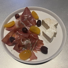 ハモンセラーノとカマンベールの盛り合わせ