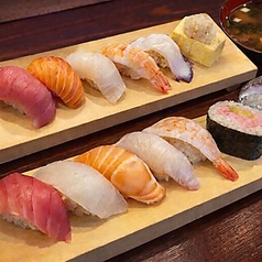 お得な価格で大満足のランチを！ご飯大盛りも無料で提供