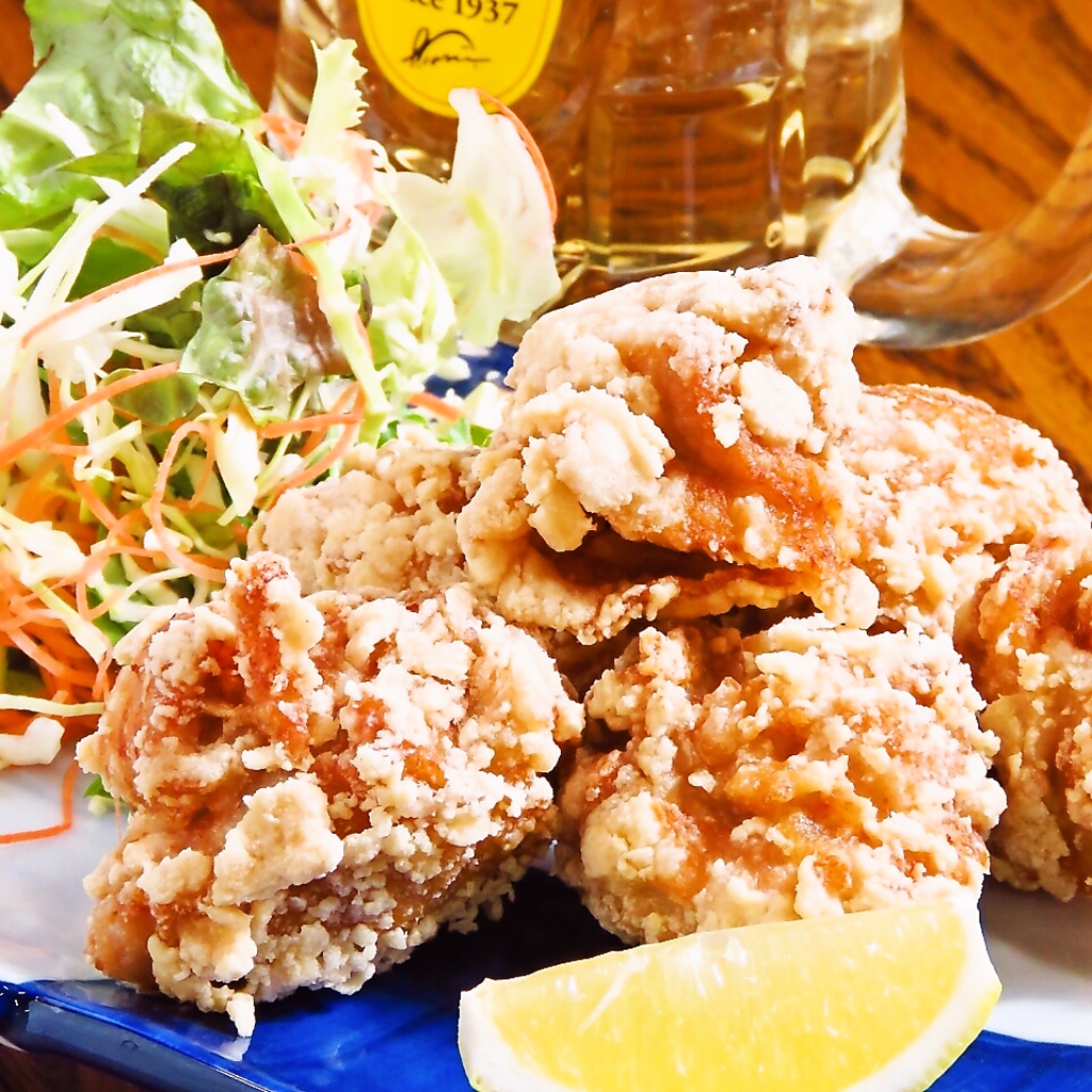 右手に唐揚げ×左手にハイボールはお店ではお決まりです★一度食べたらやめられなくなるコンビ♪