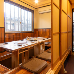 【2階掘りごたつ個室】9名座れる掘りごたつ個室は、女子会や同窓会などにおすすめのお席です。木の温もりを感じるインテリアは、落ち着いた色合いとシンプルな装飾が特徴で、ゆったりとした心地よい時間を演出します。周囲に気を使うことなくリラックスして過ごせるので、楽しいひとときを存分に満喫することができます。