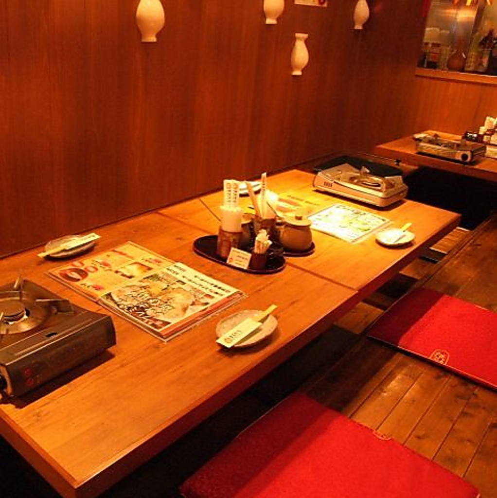 2名から最大30名名まで楽しめる掘りごたつ席。半個室風の宴会は14から20名まで対応可能です