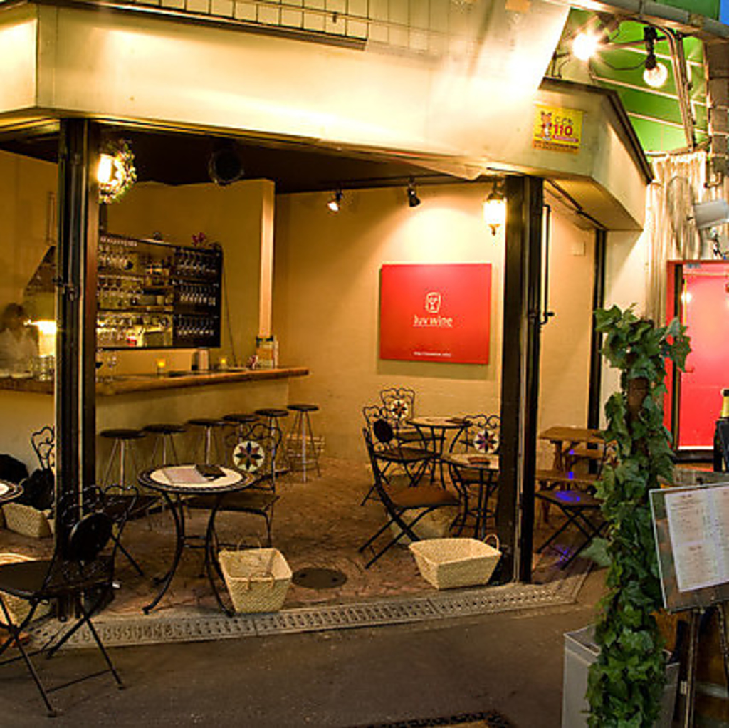 リラックスできるテラスで、心温まる料理とお酒を楽しむ特別なひとときをお過ごしください。